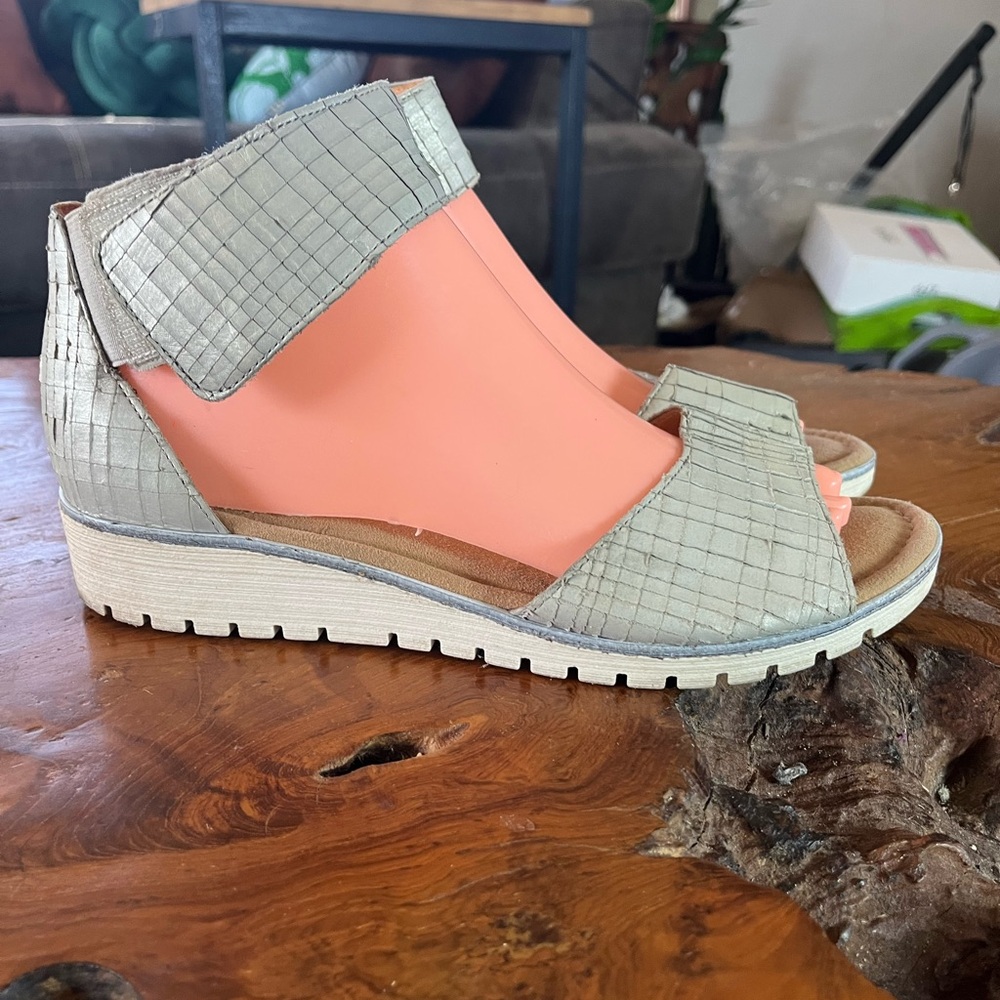 Gabor Style Wedge Sandals Size 9 Adjustable Ankle Strap Textured Upper Comfort
